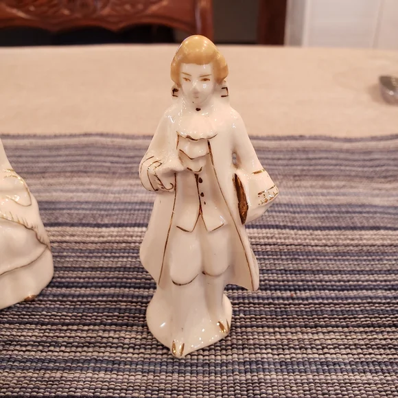 George and Martha Washington Salt/Pepper Shakers - Picture 7 of 11